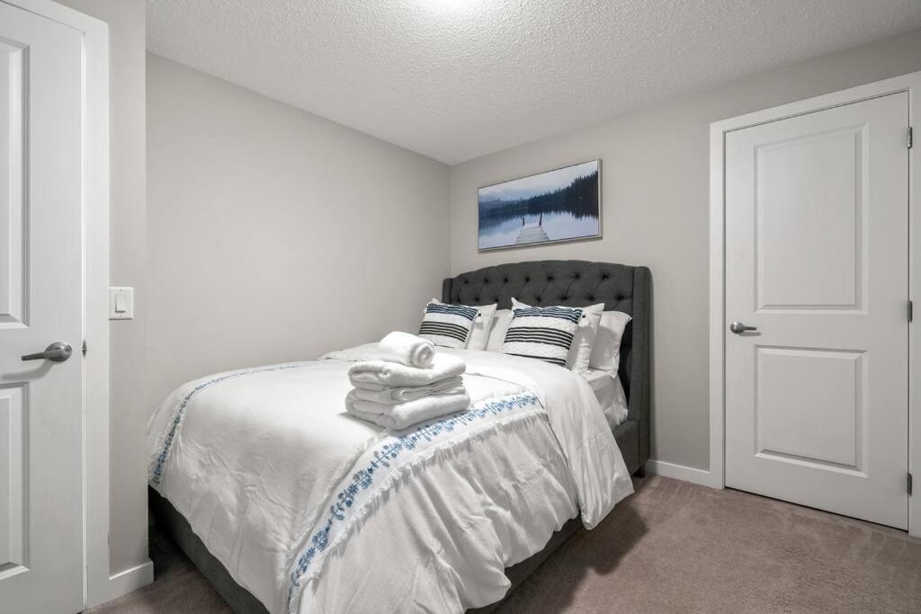 Modern Basement Gem: 2 Bedroom Retreat YYC Exterior foto