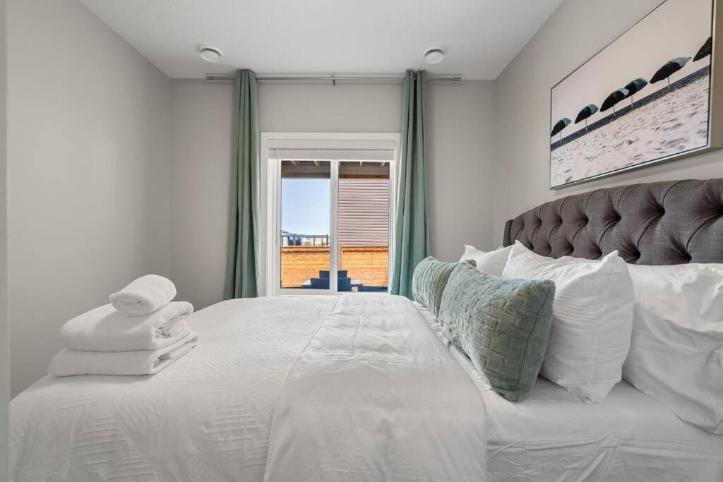 Modern Basement Gem: 2 Bedroom Retreat YYC Exterior foto