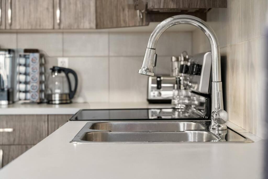 Modern Basement Gem: 2 Bedroom Retreat YYC Exterior foto