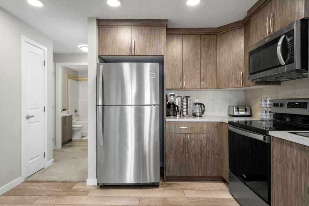 Modern Basement Gem: 2 Bedroom Retreat YYC Exterior foto