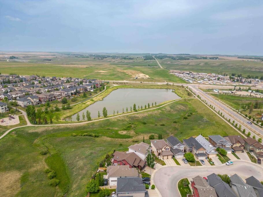 Modern Basement Gem: 2 Bedroom Retreat YYC Exterior foto