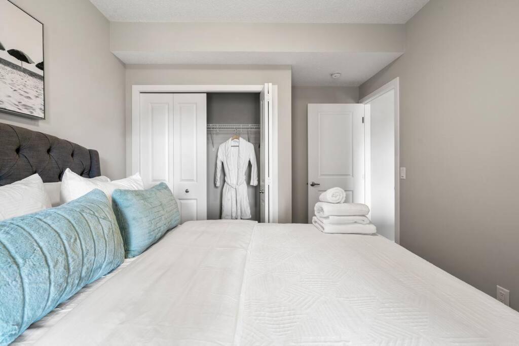 Modern Basement Gem: 2 Bedroom Retreat YYC Exterior foto